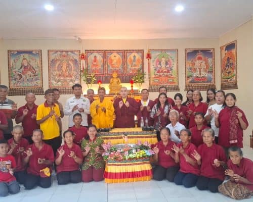 Kelompok orang di dalam kuil Buddha saat perayaan Waisak di Indonesia.