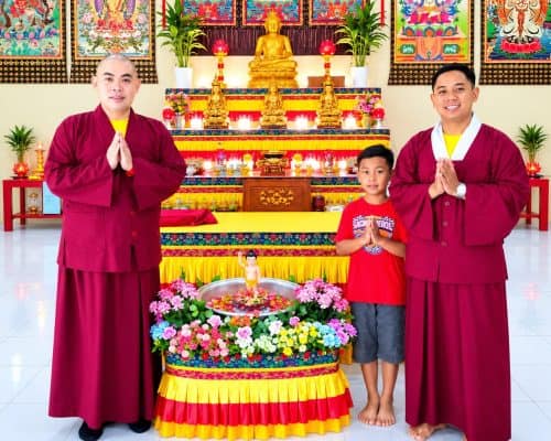 Umat Buddha dan anak di depan altar di Vihara Vajra Bumi Kertawijaya Cilacap.