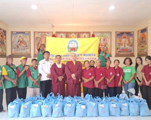 Kelompok relawan Lotus Light Charity Society Indonesia membagikan paket bantuan.