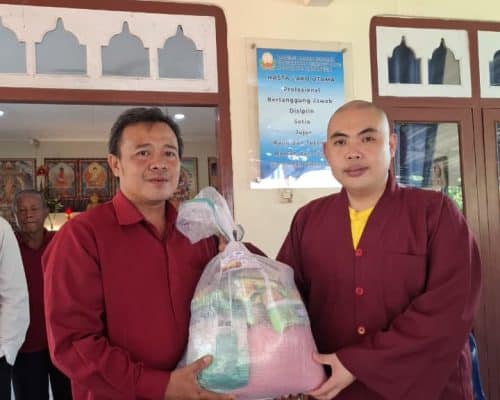 Penerimaan sumbangan oleh anggota LLCS VIHARA VAJRA BUMI ARYA KERTAWIJAYA CILACAP.