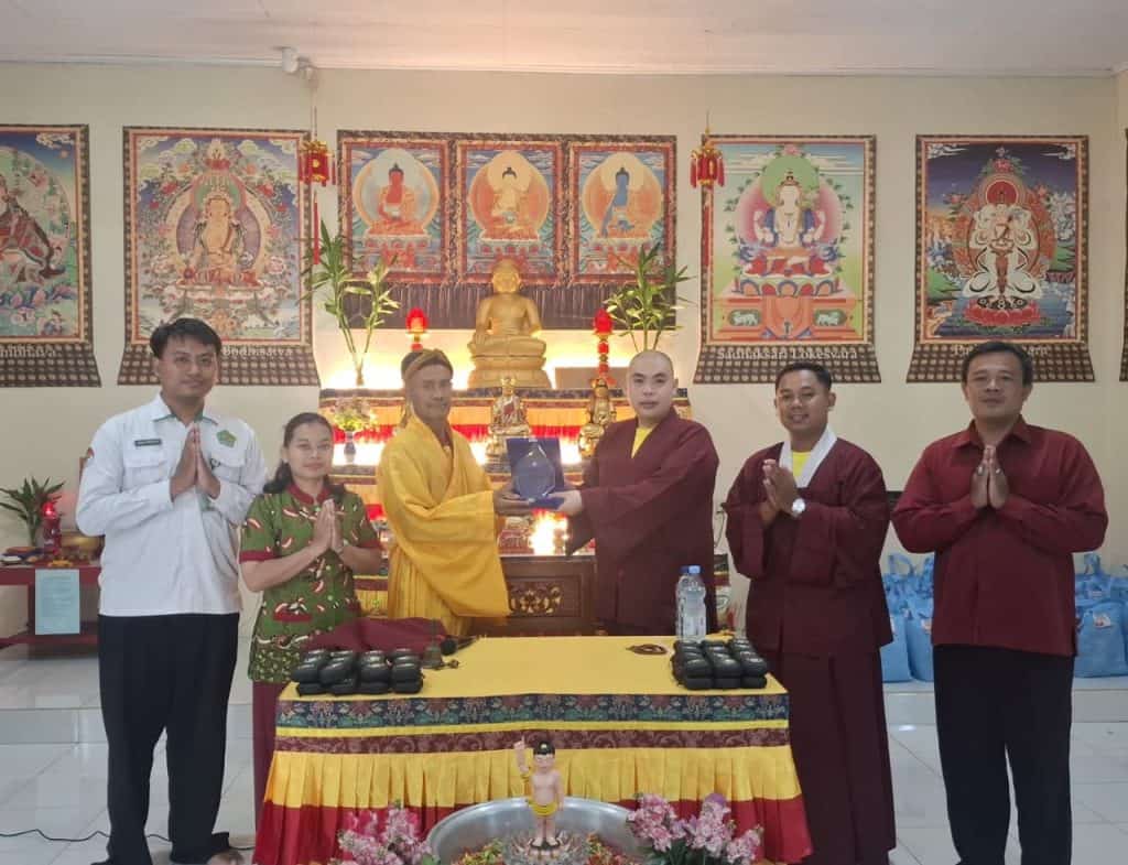 Kelompok orang di dalam kuil Buddha saat upacara Waisak di Indonesia.