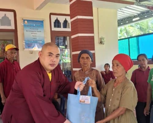 Relawan LLCS bagikan sembako saat acara Waisak di Cilacap.