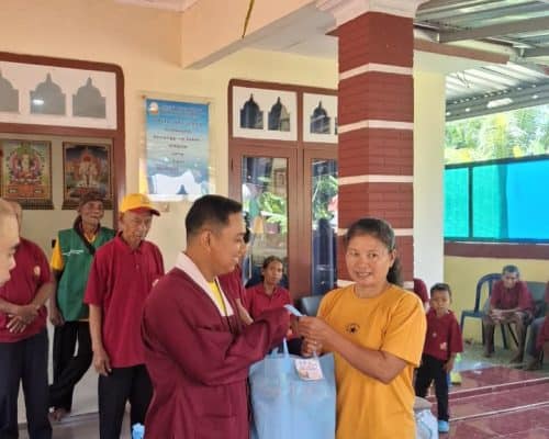 Pemberian bantuan kepada warga dalam acara Waisak di Cilacap.