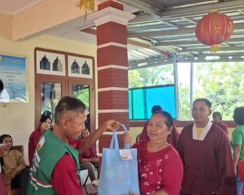Acara bakti sosial LLCS di Cilacap dengan pemberian sembako kepada warga.
