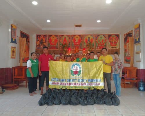 Kelompok sukarelawan Lotus Light Charity Society Indonesia di dalam vihara.