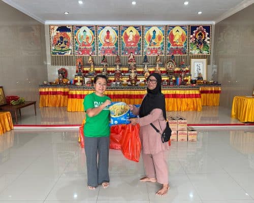 Pemberian sumbangan di acara bakti sosial LLCS di Karawang.