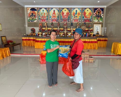 Pemberian bantuan oleh anggota LLCS di tempat ibadah Buddhis di Karawang.