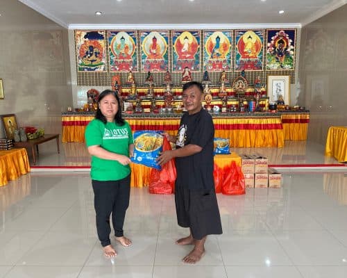 Penyerahan sumbangan oleh anggota Lotus Light Charity Society Indonesia.