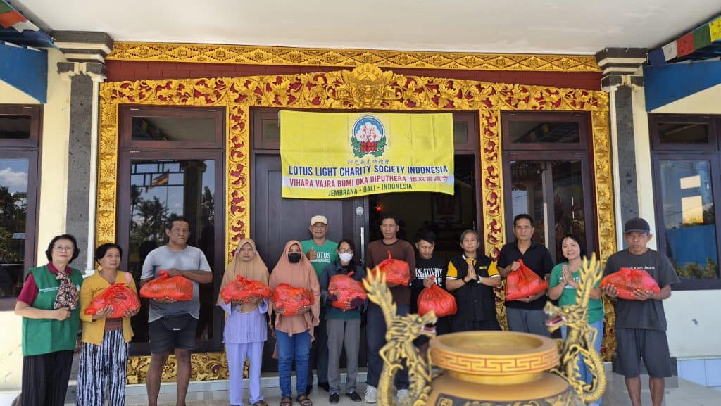 Kelompok relawan Lotus Light Society berbagi kasih di Bali.