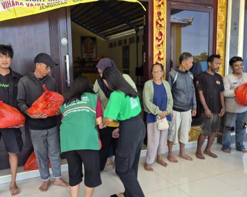 Penerima bantuan menerima paket dari relawan Lotus Light Society Bali.