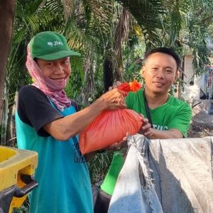 Relawan Lotus Light Charity Society menyerahkan bantuan kepada warga di Indonesia.