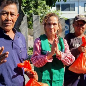 Relawan Lotus Light Charity Society Indonesia membagikan paket sembako.