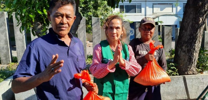 Relawan Lotus Light Charity Society Indonesia membagikan paket sembako.