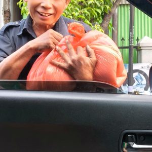 Relawan Lotus Light Charity Society menyerahkan bantuan kepada warga di Indonesia.