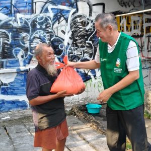 Relawan Lotus Light Charity Society Indonesia membantu warga kurang mampu.