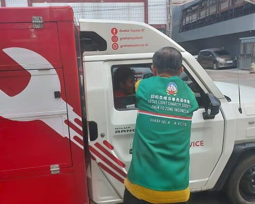 Relawan Lotus Light Charity Society memberikan bantuan kepada warga di Samarinda.