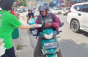 Relawan membagikan nasi kepada pejuang nafkah di Samarinda.