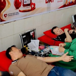 Donor darah sedang menyumbangkan darah di acara Lotus Light Society Indonesia.