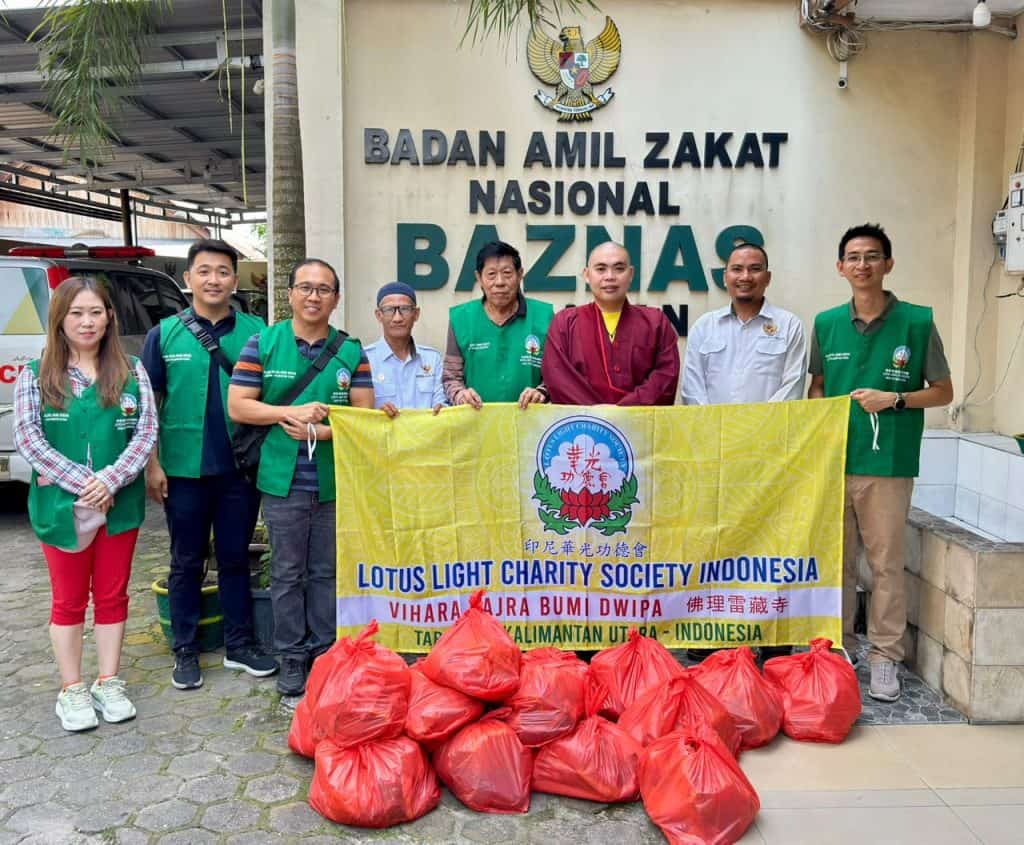 Kelompok relawan Lotus Light Charity Society Indonesia di depan kantor Badan Amil Zakat Nasional.