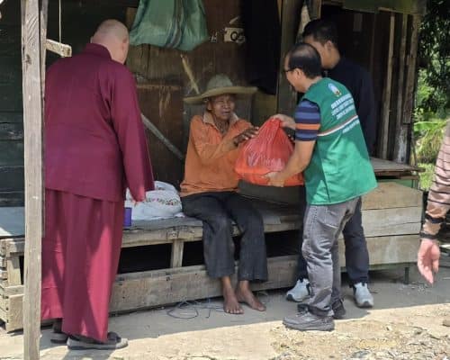 Relawan Lotus Light Charity Society Indonesia membantu warga desa.