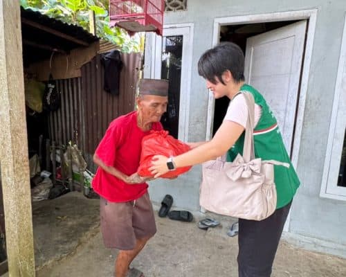 Relawan Lotus Light Charity Society Indonesia membantu warga kurang mampu.