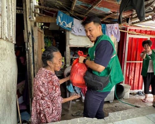 Relawan Lotus Light Charity Society Indonesia membantu warga kurang mampu.