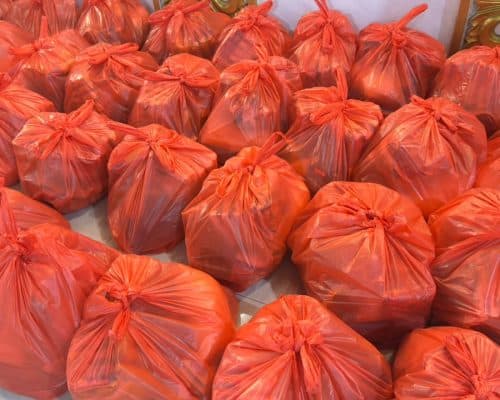 Bungkusan makanan dalam kantong plastik merah untuk kegiatan amal.