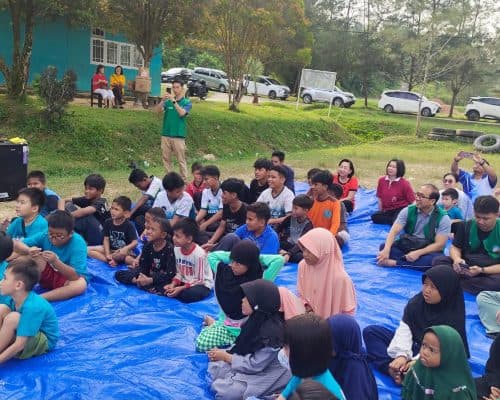 Kegiatan anak-anak dan relawan di acara sosial Lotus Light Charity Society Indonesia.