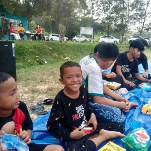 Anak-anak berbagi makanan di acara kunjungan kasih di panti asuhan.