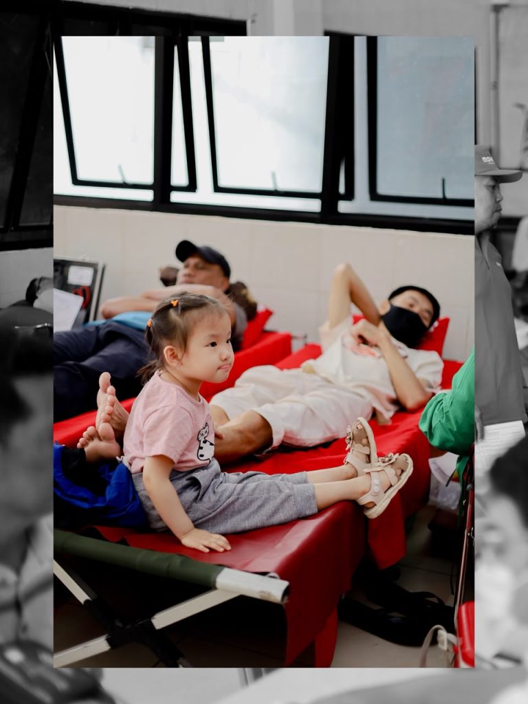 Anak-anak dan dewasa sedang mendonorkan darah di pusat donor darah.