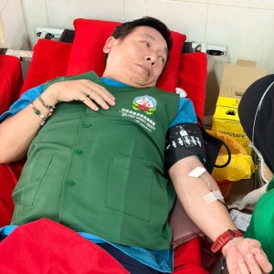 Donor darah sedang beristirahat setelah menyumbangkan darah di acara kemanusiaan.